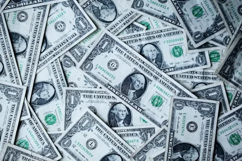 تقرير اقتصادي: كيف تحمي مدخراتك واستثماراتك الشخصية من تقلبات التضخم والعملات؟