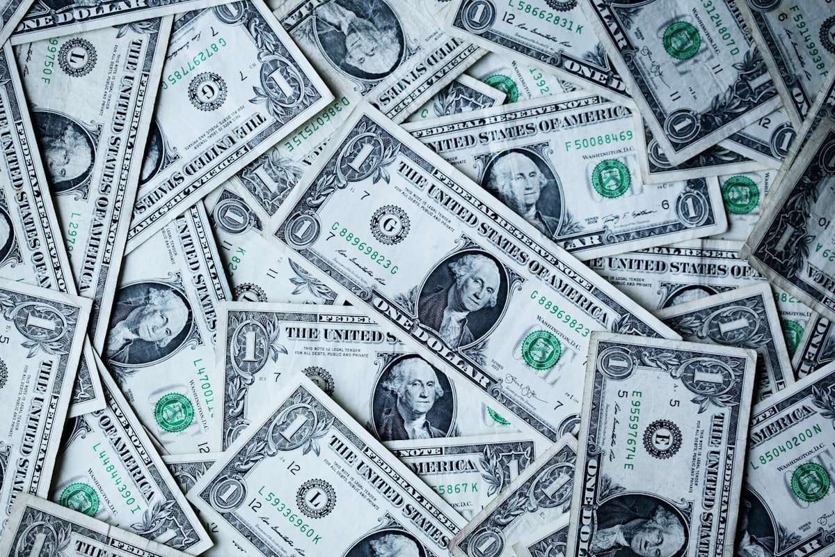 تقرير اقتصادي: كيف تحمي مدخراتك واستثماراتك الشخصية من تقلبات التضخم والعملات؟